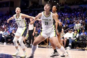 李月汝谈佩奇：看起来酷酷的 实际上像个小孩一样爱开玩笑