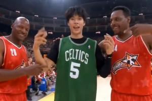 吴勇豪身穿加内特球衣和皮尔斯&雷阿伦合照致敬绿军三巨头