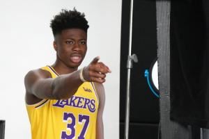 Stein：字母哥的四弟科斯塔斯签不了双向合同 所以雄鹿签了老五