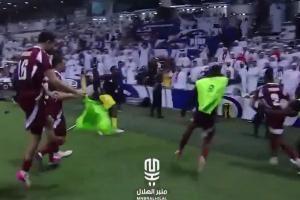 白头巾气炸了😡阿联酋球迷被挑衅后疯狂扔水瓶，冲进场内扭打