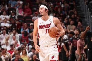 这也太高效了!哈克斯替补15分钟 6中5&8罚全中砍下20分!