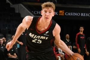 首秀！热记：亚库乔尼斯可以出战 此前因腹股沟伤势尚未登场